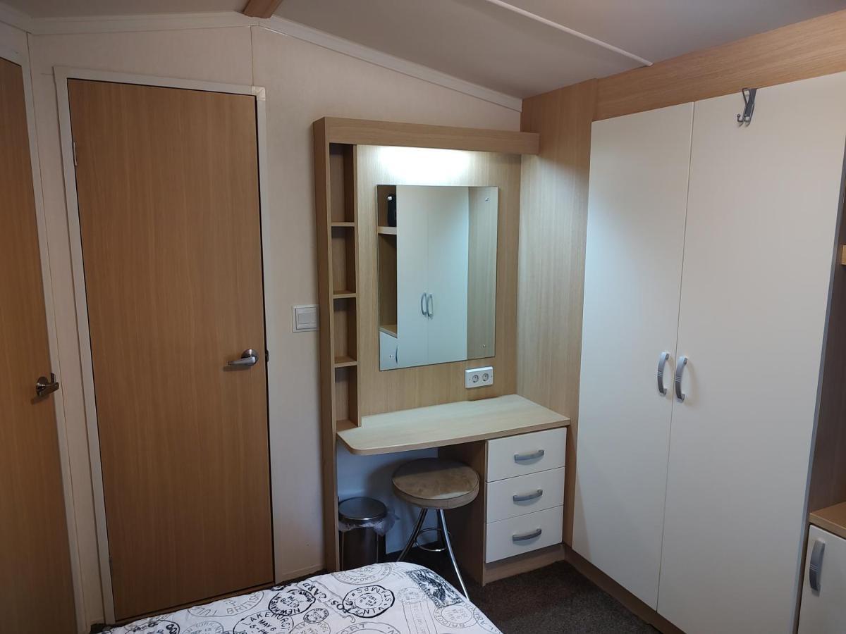 Met Veranda Aan Bosrand Holiday home Vledder