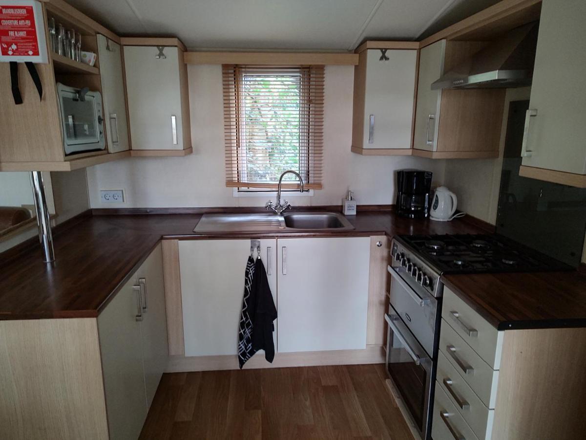 Met Veranda Aan Bosrand Holiday home Vledder